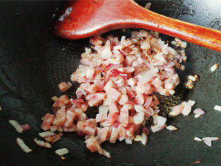 7、鸡蛋香肠沙拉杯,再倒入香肠丁煸炒，炒熟即可