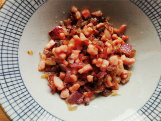 8、鸡蛋香肠沙拉杯,把主料盛入碗中备用，成品如图所示