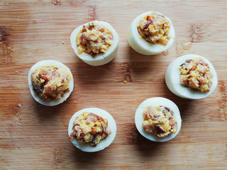 12、鸡蛋香肠沙拉杯,把混合好沙拉装入蛋白杯即可