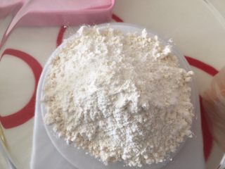 5、只属（紫薯）瓜子酥,用另外一个干净的碗，放入低筋粉
