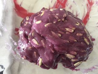 12、只属（紫薯）瓜子酥,抓捏几下使瓜子仁均匀混进面团里即可，盖上保鲜膜醒面20分钟。