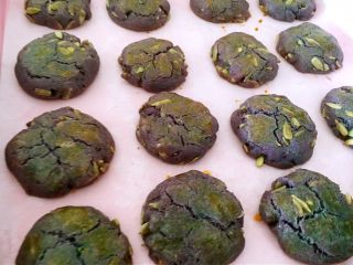 13、只属（紫薯）瓜子酥,表面擦蛋液，150度烤22分钟