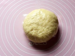 1、披萨,面粉里打入鸡蛋，加入玉米油、盐、糖、牛奶、酵母粉，温水和面，然后饧发一小时。