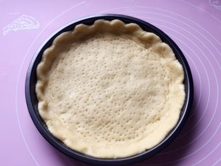 3、披萨,面饧发好后，把它按成披萨盘大小的圆饼，披萨盘擦上黄油，把披萨皮放在盘里，底部拿叉子叉下，防止面皮烤的鼓起来，边上也可以捏出花边。