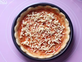 5、披萨,再撒一层马苏里拉芝士碎