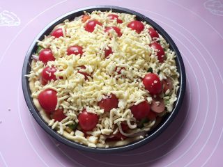 7、披萨,再撒上厚厚的芝士碎