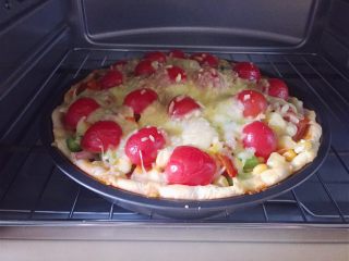 8、披萨,烤箱预热5分钟，中下层200度20分钟。