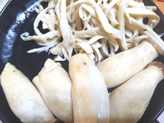 4、#爽口凉菜#凉拌胡萝卜鸡腿菇,撕成丝