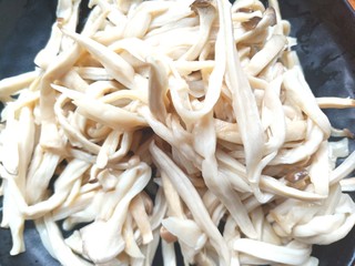 5、#爽口凉菜#凉拌胡萝卜鸡腿菇,全部撕好，挤干水分