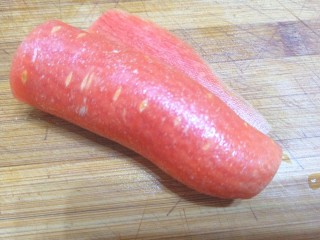 6、#爽口凉菜#凉拌胡萝卜鸡腿菇,半个胡萝卜切片