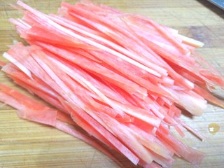 7、#爽口凉菜#凉拌胡萝卜鸡腿菇,在改刀切丝