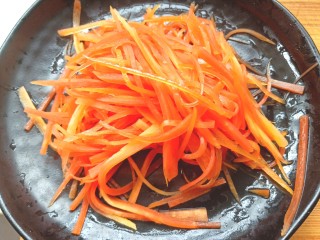 9、#爽口凉菜#凉拌胡萝卜鸡腿菇,捞出放凉