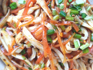 12、#爽口凉菜#凉拌胡萝卜鸡腿菇,香辣爽口的胡萝卜鸡腿菇好吃下饭