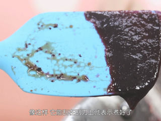 7、蓝莓益力多慕斯,蓝莓果酱煮沸之后马上转中小火，挥发一些水分，把蓝莓果酱煮稠，煮到刮刀上的状态就可以了，成品出来大概是120克左右，然后把煮好的果酱倒出来碗里放凉备用