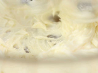 8、蓝莓益力多慕斯,接着我们来做慕斯糊，首先把吉利丁片剪小片用食用冷水泡着放入冰箱冷藏室里面泡软备用，奶油芝士要提前室温软化好，然后用打蛋器中速搅打顺滑