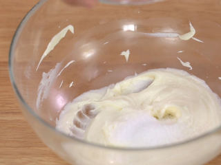 9、蓝莓益力多慕斯,细砂糖分三次加入芝士中搅打细砂糖融化