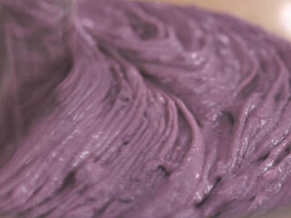 11、蓝莓益力多慕斯,然后称量加入芝士糊中，用打蛋器1档的速度混匀，用刮刀刮边再混匀，慕斯的酸甜度可以这个时候来调节，可以尝一下味道，甜了那待会加入的淡奶油可以多一些，因为淡奶油是没有味道的，如果觉得不够甜，可以把剩余的蓝莓果酱全部加进去，因为不同季节的蓝莓酸甜度都不一样，根据实际情况来调节，做出你自己喜欢的酸甜度，配方不需要对应调整