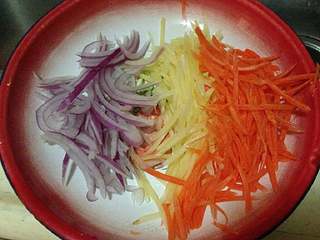 1、三丝米饭迷你披萨, 洋葱、土豆、胡萝卜切丝。