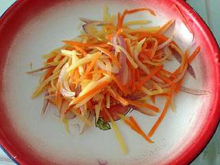 2、三丝米饭迷你披萨,炒好的三丝。