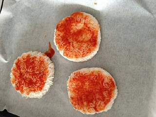 4、三丝米饭迷你披萨, 米饭上面抹一层番茄酱。