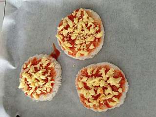 5、三丝米饭迷你披萨,再撒些奶酪。