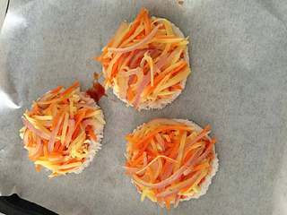 6、三丝米饭迷你披萨,再铺上三丝。