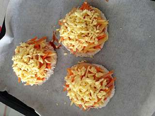 7、三丝米饭迷你披萨,最上层铺满奶酪。