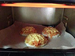 8、三丝米饭迷你披萨,烤箱预180度，上下火，中层，烤20分钟。（根据自家烤箱温度调整）。