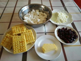 1、蔓越莓牛轧饼干,准备好材料。