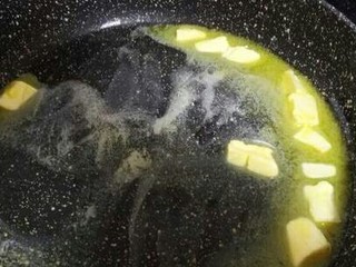 4、蔓越莓牛轧饼干,融化黄油。