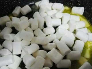 5、蔓越莓牛轧饼干,放入棉花糖搅拌到拉丝状态。