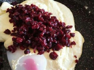 7、蔓越莓牛轧饼干,最后放入蔓越莓干搅拌均匀。