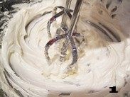 1、花生酱是个好帮手——【花生圆香饼干】,黄油软化后和糖粉混合，用打蛋器打发至颜色变浅，体积膨松的状态。