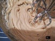 3、花生酱是个好帮手——【花生圆香饼干】,把准备好的花生酱放入打发好的黄油中，用打蛋器搅打，使花生酱和黄油彻底混合均匀。