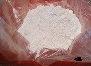 4、花生酱是个好帮手——【花生圆香饼干】,把面粉倒入混合好的花生酱黄油里。