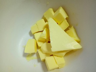 3、玛格丽特饼干,黄油室温软化(现在天热不要室温放太久，我图中的大约取出5分钟样子，已经开始融化)