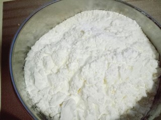 6、玛格丽特饼干,低筋面粉和玉米淀粉混合，过细筛到打发的黄油容器中。