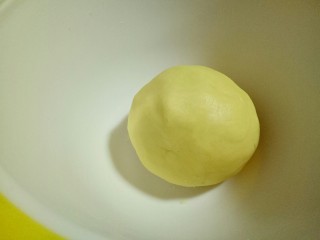 9、玛格丽特饼干,再用手揉成面团，包上保鲜膜，放进冰箱冷藏30分钟以上。
