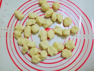 10、玛格丽特饼干,取出面团，将面团分成等份的小面团。