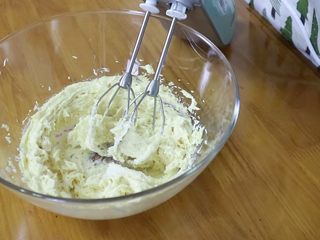 8、真正有巧克力的巧克力曲奇,再加入细盐,继续打发至黄油颜色稍许变浅,体积膨胀