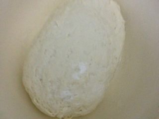 1、自制纯手工凉皮,将高筋面粉加一点点盐和适量清水揉成光滑的面团 静至半小时