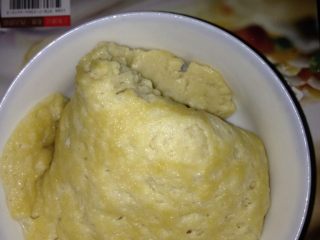 2、自制纯手工凉皮,然后在面盆里加没过面团高度的清水 揉搓 像揉衣服一样 洗到面团出筋 面水浓稠 取另一个盆加清水 面团放进去继续揉洗 直至完全只有筋 然后将面筋上锅蒸熟 面水只留前两次的倒到一个盆里静至半小时后 上面有清水分离出来 将其倒掉 只留下面的澄面浆 （原谅我清洗的过程没法拍照）图为蒸好的面筋