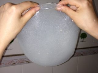 4、自制纯手工凉皮,取出盘 从盘边缘处用手一撕就出来了 如果家里没有披萨盘 而是铁盘之类的 就在首次使用时先涂成油 以免粘盘导致不成型