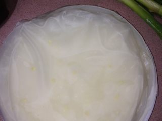 5、自制纯手工凉皮,一小会就蒸了这么多 如果当天吃就这么放就行 如果觉的多吃不完 最好每层之间涂抹一点点油 这样第二天不会粘且不易破