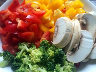 2、菜蔬披萨,彩椒切丁，西兰花摘成小朵，蘑菇切成片待用。