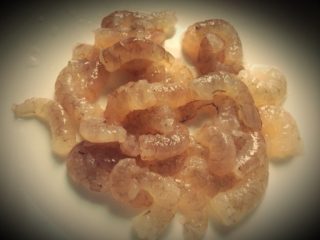 3、菜蔬披萨,基围虾去头，剥皮待用。