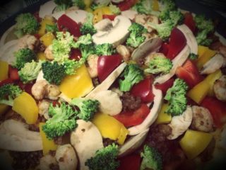 4、菜蔬披萨,披萨盘底莫点橄榄油，以免沾盘。发酵好的披萨胚放进盘中，摊平后，用牙签扎些小洞，以免烤的过程中起泡，然后把披萨胚表层抹一成披萨酱，再撒上菜蔬跟爆炒过的虾仁肉末。