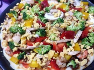 5、菜蔬披萨,最后撒上芝士碎，放入烤箱即可。