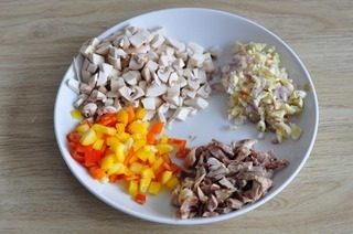 2、鸡肉蘑菇焗贝壳面,蘑菇切丁，鸡肉切丁，红黄椒切丁，蒜洋葱切末