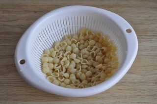 3、鸡肉蘑菇焗贝壳面,贝壳面放入水中煮8分钟捞出